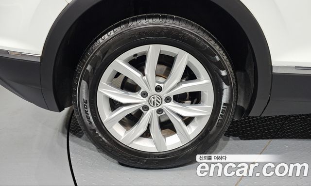 Volkswagen Tiguan 2.0 TDI Premium — пробег 32 879 км — фото 5 из 5