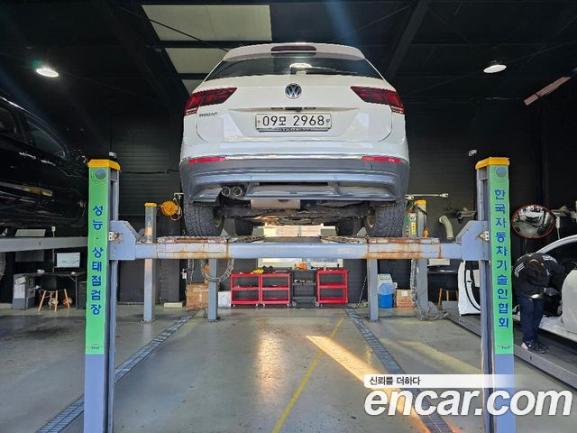 Volkswagen Tiguan 2.0 TDI Premium — пробег 161 668 км — фото 2 из 3