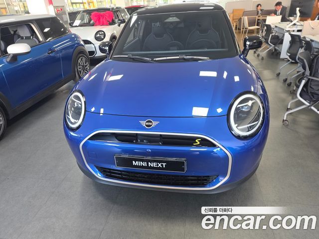 Mini Cooper SE Favoured — пробег 4 030 км — фото 3 из 5
