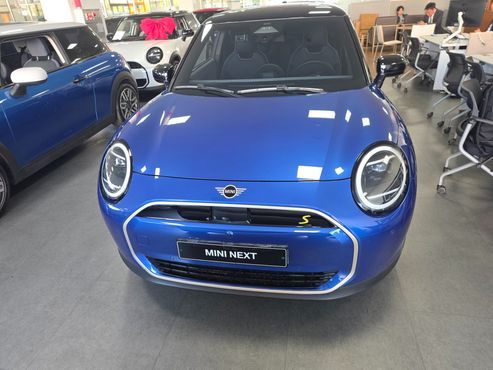 Mini Cooper SE Favoured — пробег 4 030 км — фото 3 из 5