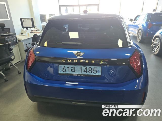 Mini Cooper SE Favoured — пробег 4 030 км — фото 4 из 5