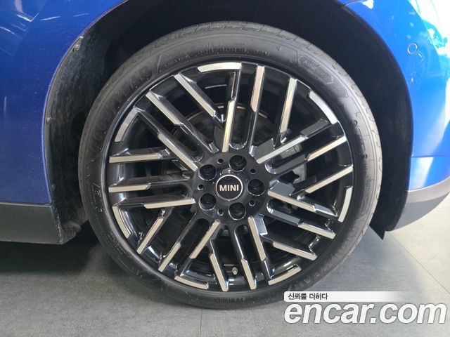 Mini Cooper SE Favoured — пробег 4 030 км — фото 5 из 5