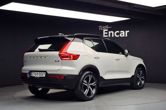 Volvo XC40 B4 R-Design — пробег 31 190 км — фото 2 из 5