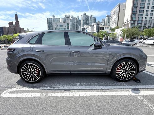 Porsche Cayenne 4.0 Turbo E-Hybrid — пробег 17 000 км — фото 4 из 5