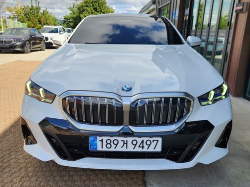 BMW 5-Series 520i M Sport — пробег 1 300 км — фото 1 из 5