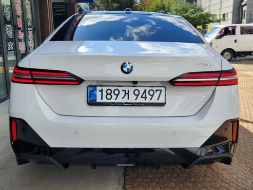 BMW 5-Series 520i M Sport — пробег 1 300 км — фото 4 из 5