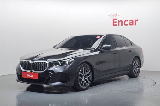 BMW i5 xDrive 40 M Sport — пробег 1 015 км — фото 1 из 5