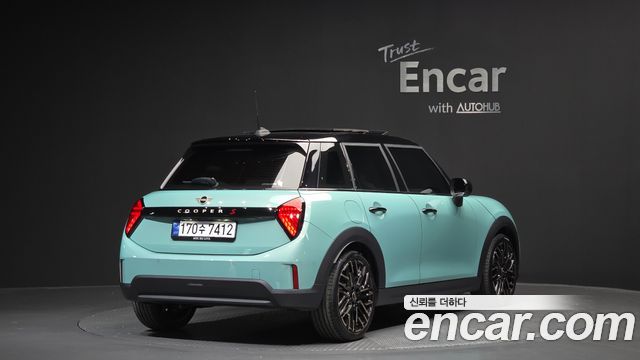 Mini Cooper 5 Door Favoured — пробег 4 438 км — фото 2 из 5