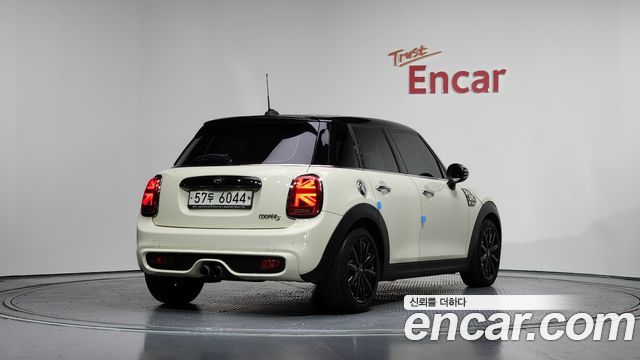 Mini Cooper 5Door Standard 3rd — пробег 28 679 км — фото 2 из 5