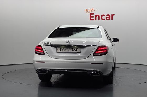 Mercedes-Benz E-Class E220d Avantgarde — пробег 100 313 км — фото 4 из 5