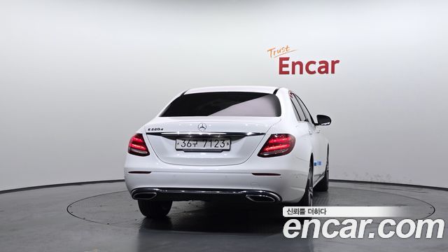 Mercedes-Benz E-Class E220d Avantgarde — пробег 79 767 км — фото 4 из 5