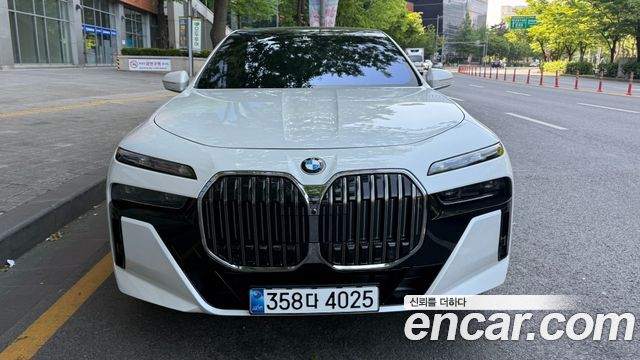 BMW 7-Series 740d xDrive M Sport — пробег 700 км — фото 1 из 5