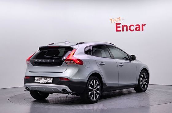 Volvo V40 D3 — пробег 58 667 км — фото 2 из 5