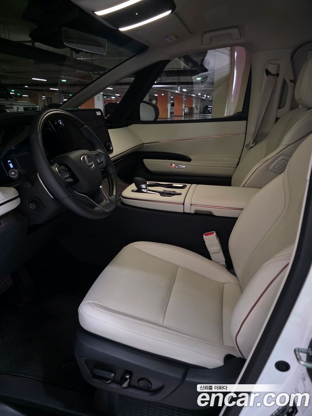 Lexus LM 500h Executive — пробег 5 800 км — фото 4 из 5