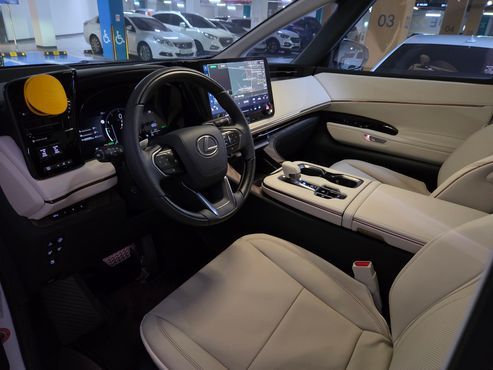 Lexus LM 500h Executive — пробег 2 804 км — фото 3 из 5