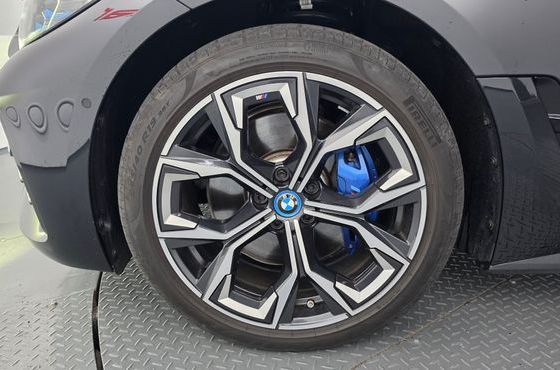BMW i4 eDrive40 M Sports Pro — пробег 42 839 км — фото 5 из 5