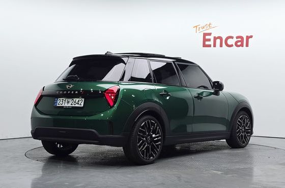 Mini Cooper 5 Door Favoured — пробег 25 285 км — фото 2 из 5