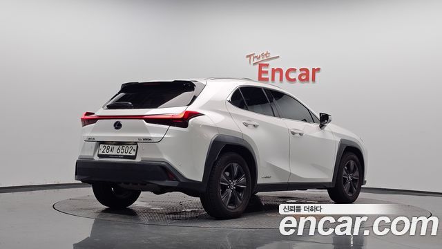 Lexus UX 2.0 2WD — пробег 87 726 км — фото 2 из 5