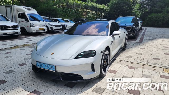 Porsche Taycan GTS — пробег 35 000 км — фото 1 из 5