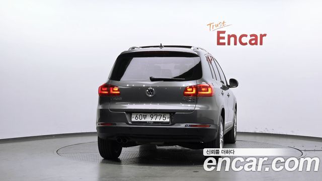Volkswagen Tiguan 2.0 TDI  Premium 5N — пробег 303 898 км — фото 4 из 5
