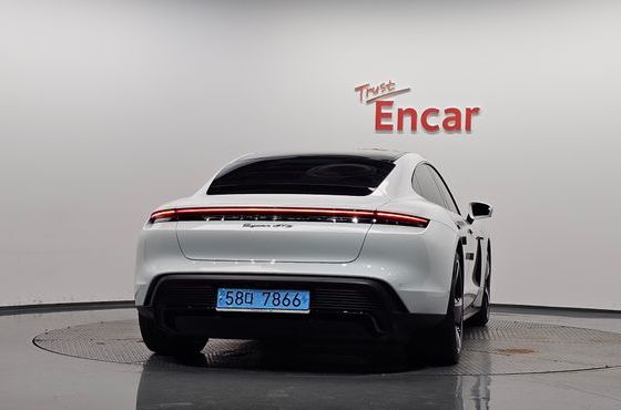Porsche Taycan GTS — пробег 28 970 км — фото 4 из 5