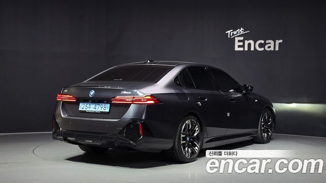 BMW i5 M60 xDrive — пробег 9 601 км — фото 2 из 5