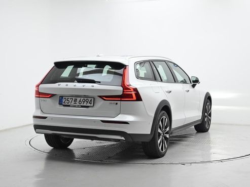 Volvo V60 B5 Ultra AWD — пробег 1 175 км — фото 2 из 5