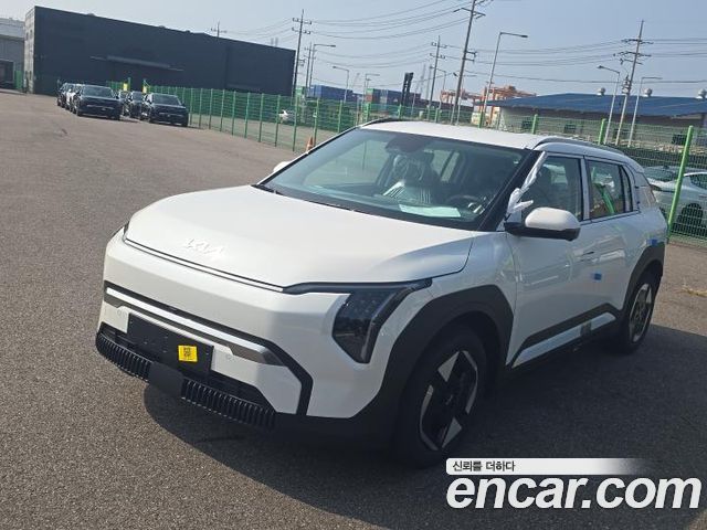 Kia EV3 Long Range 2WD Earth — пробег 4 км — фото 2 из 5
