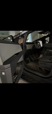 Tesla Cybertruck AWD — пробег 23 000 км — фото 3 из 5