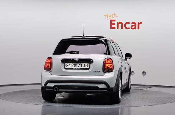 Mini Cooper 5-Door Classic Plus 3rd — пробег 34 864 км — фото 4 из 5