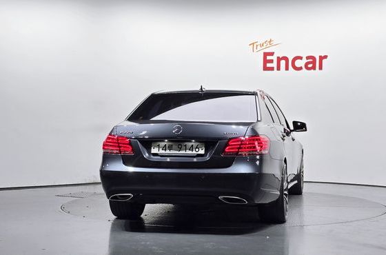 Mercedes-Benz E-Class E220 Bluetec Avantgarde Sport — пробег 163 164 км — фото 4 из 5