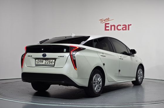 Toyota Prius 1.8 E — пробег 157 374 км — фото 2 из 5