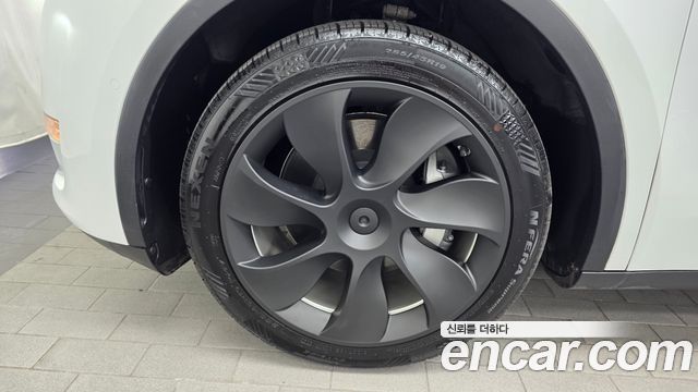 Tesla Model Y Standard Range RWD — пробег 71 606 км — фото 5 из 5