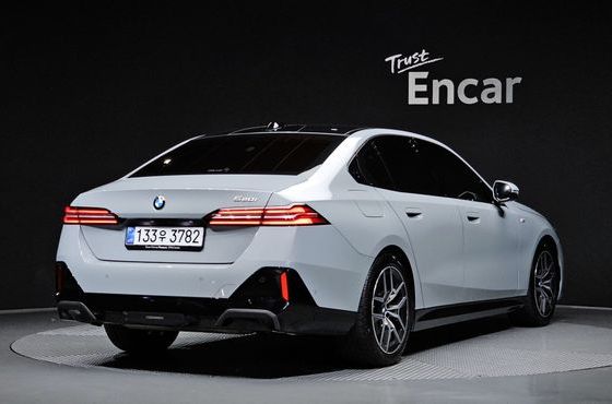 BMW 5-Series 520i M Sport — пробег 24 220 км — фото 2 из 5