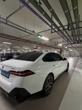 BMW i5 eDrive 40 M Sport — пробег 20 000 км — фото 5 из 5