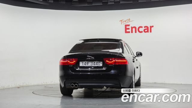 Jaguar XE 20d Prestige — пробег 89 868 км — фото 4 из 5