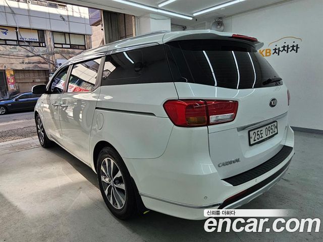 Kia Carnival 9-seater Luxury — пробег 81 623 км — фото 3 из 5