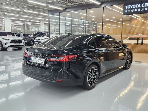 Toyota Camry 2.5 XLE Premium Hybrid — пробег 3 110 км — фото 2 из 5