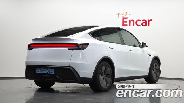 Tesla Model Y Premium RWD — пробег 4 936 км — фото 2 из 5