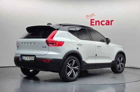 Volvo XC40 B4 R-Design — пробег 42 729 км — фото 2 из 5