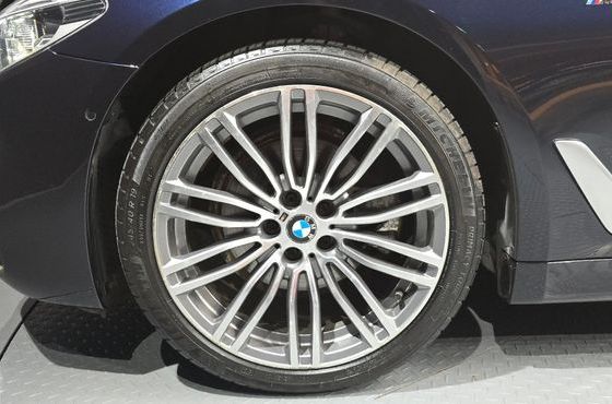 BMW 5-Series 520d M Sport Package Plus — пробег 174 215 км — фото 5 из 5