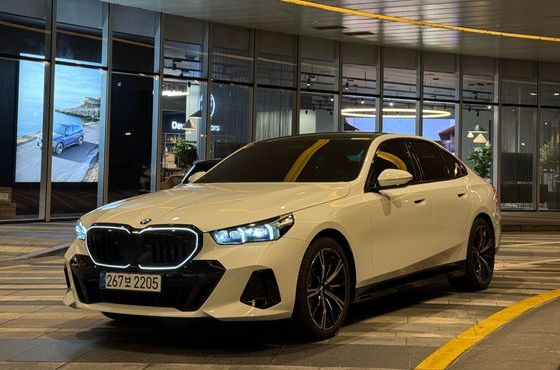 BMW 5-Series 530i xDrive M Sport — пробег 285 км — фото 2 из 5