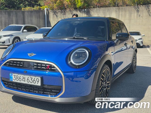 Mini Cooper 5 Door Favoured — пробег 4 026 км — фото 1 из 5